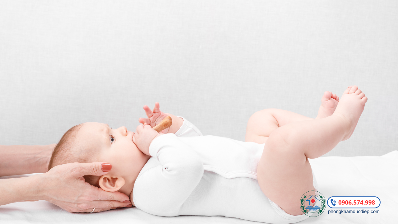 chỉ nên cho trẻ can thiệp các bài tập vật lý trị liệu nhẹ nhàng bằng các kỹ thuật day bóp và kéo giãn cơ