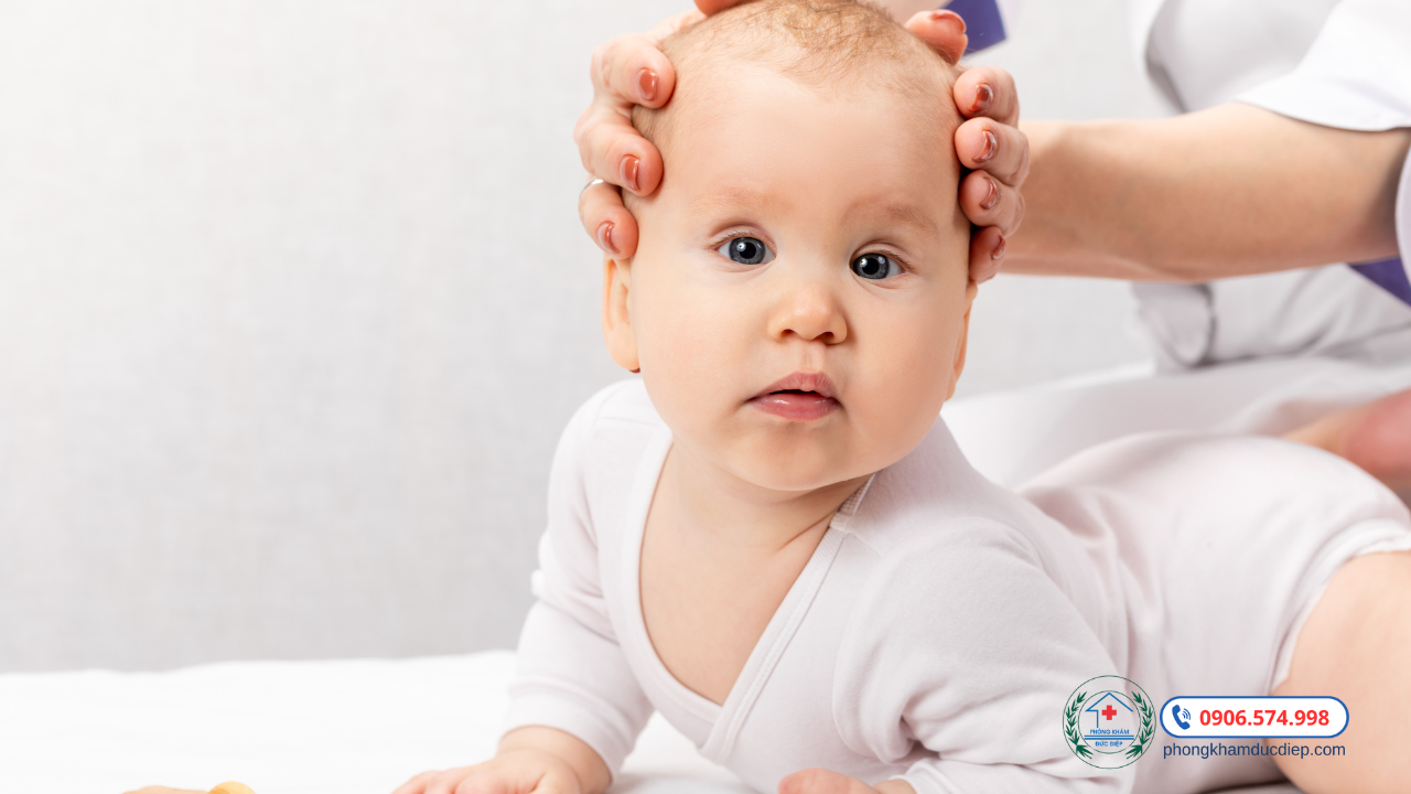 Trẻ bị vẹo cổ can thiệp vật lý trị liệu càng sớm càng tốt