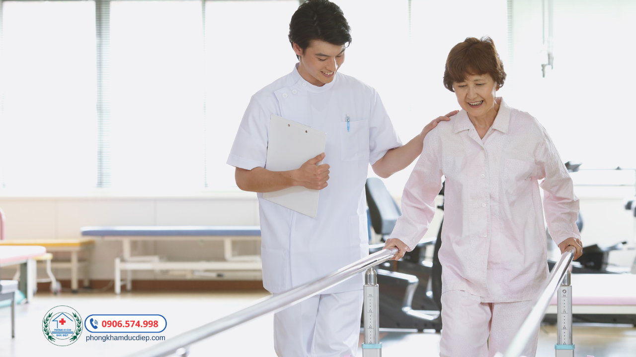 phục hồi chức năng: Hỗ trợ bệnh nhân tập đi, tập tay một cách chính xác và an toàn- 5 Cách Hỗ Trợ Cải Thiện Liệt Nửa Người Sau Đột Quỵ Hiệu Quả