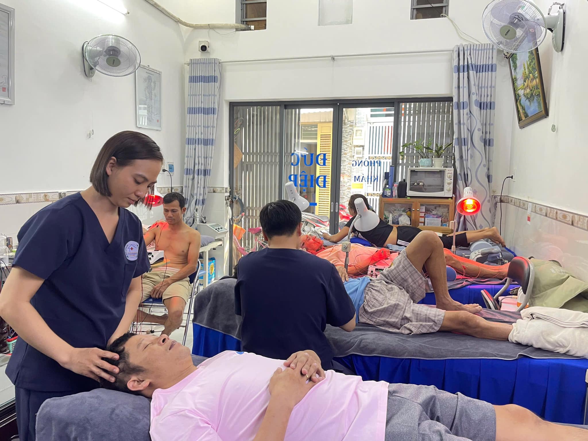 Các bện nhân đang diều trị vật lý trị liệu tại phòng khám Đức Điệp